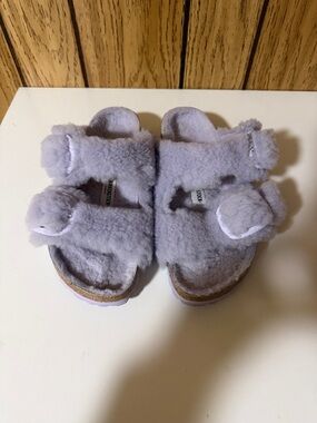 Birkenstock women’s 38 Sherpa Double-Strap Slides in Light Lavender